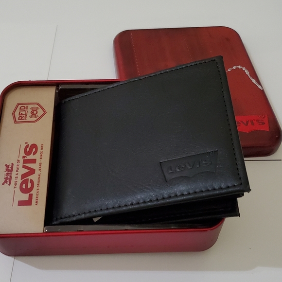🤩New in box Levi's black mens wallet - Picture 2 of 10